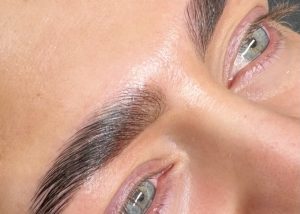 Brynslaminering Oslo profesjonell brow lamination og brynstyling på Majorstuen hos Makia
