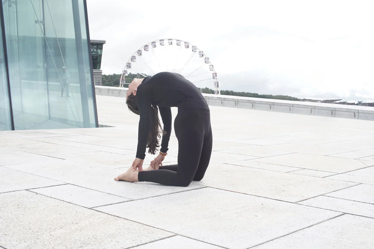 Yogainstruktør Gosia i bakoverbøyen kamel (ustrasana) ved Operaen i Oslo